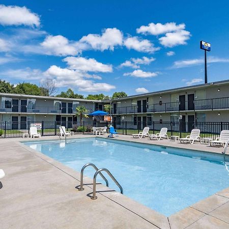 Days Inn And Suites By Wyndham Oxford Exterior foto